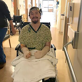 Alex Lovell saliendo del hospital