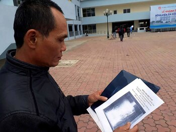 Ma Van Nha observa sorprendido