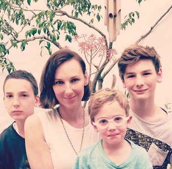 Con su mamá Catarina y