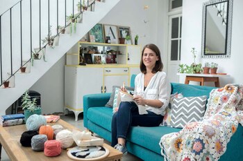 Habilidosa en mil aspectos, Constanza hace crochet