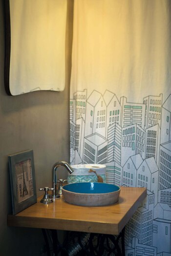 El baño es sencillo: paredes