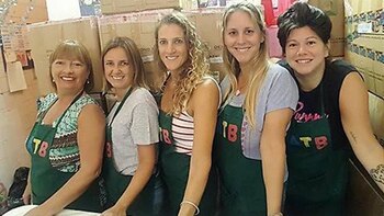 Voluntarias junto a las cajas