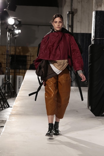 Jessica Trosman presentó en Designers BA su colección de invierno 2018 en la que el marsala estuvo presente en prendas superiores e inferiores y no un total look marsala (Fotos: Christian Bochichio)