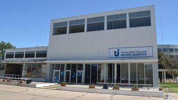 La profesora daba clases en