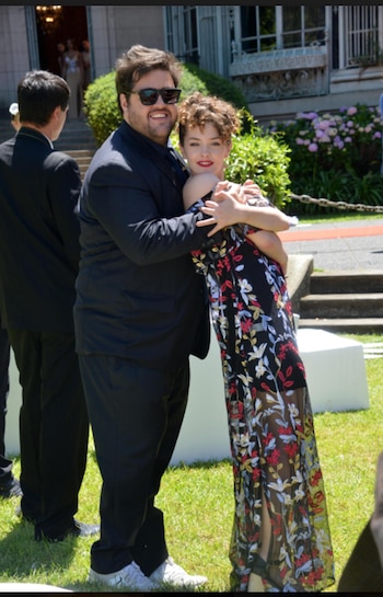 Minerva junto a su “papá”