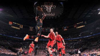 LeBron James atraviesa uno de