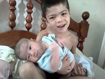 Elías y su hermanito Ciro