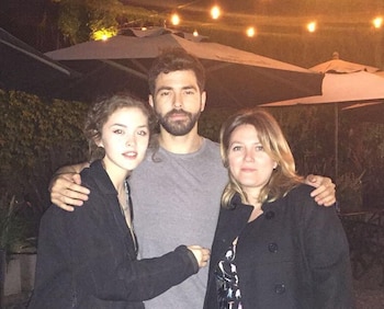 La joven artista junto a