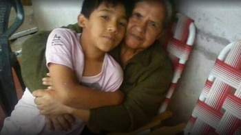 Facundo, junto a su abuela,