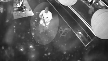 La recorrida, con un rifle