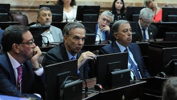 Miguel Pichetto en su banca en el Senado, secundado por los senadores Pedro Guastavino (derecha) y Rodolfo Urtubey (izquierda)