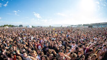 Miles de fanáticos disfrutan de