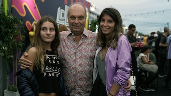 Hernán Lombardi junto a sus hijas Valentina (25) y Maurina (13)
