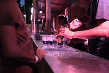 El Patio Cervecero, pero con muy buenas reglas: solo dos cervezas en todo el día