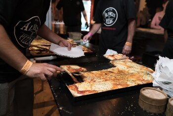 Hay pizza de muzzarella, cheddar y panceta, y pepperoni