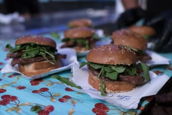 Sandwiches de lomo y bondiola con rúcula: un éxito