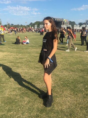 Total black con remera con