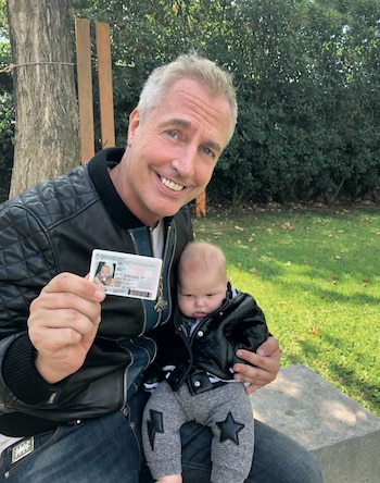 Marley muestra el documento argentino