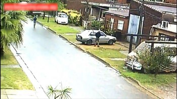 El delincuente se acerca al