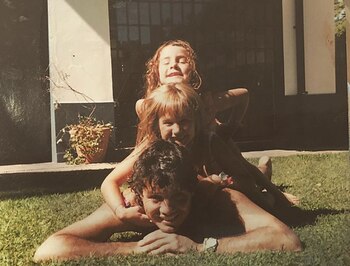 Junto a papá Marcelo y su hermana Micaela. (Foto: Instagram)