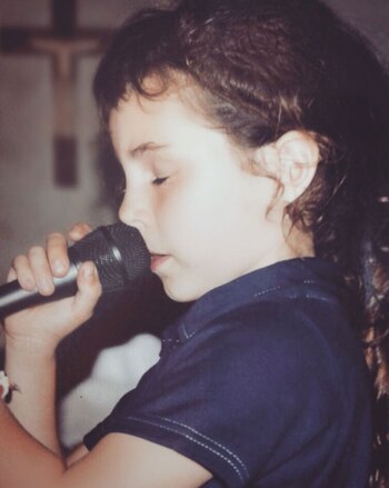 Con el micrófono en mano. Nacía una estrella. (Foto: Instagram)