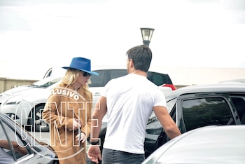 Juntos en el estacionamiento, después