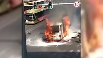 El autobús terminó carbonizado
