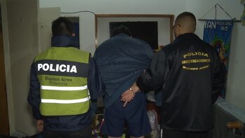 Así se llevaban esposado a