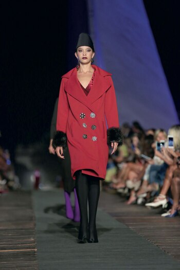 Aparecieron tapados amplios, vestidos largos