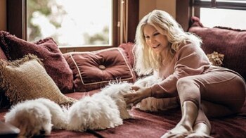 En su casa, jugando con