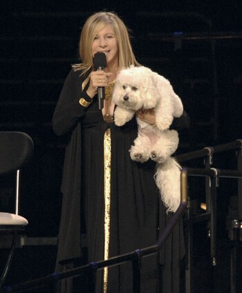 Barbra Streisand con su perra
