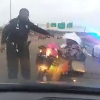 Un policía la detuvo, aunque