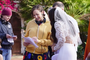 Kristen Schaal dirigiendo un episodio de la sitcom “The Last Man on Earth” (Kevin Estrada, Fox)