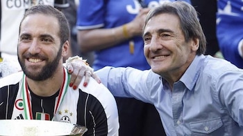 Gonzalo Higuaín junto a su