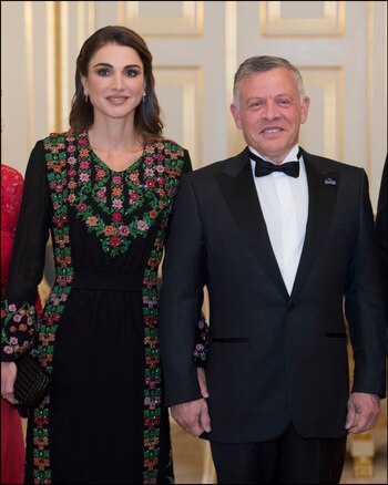 Rania con un vestido siguiendo