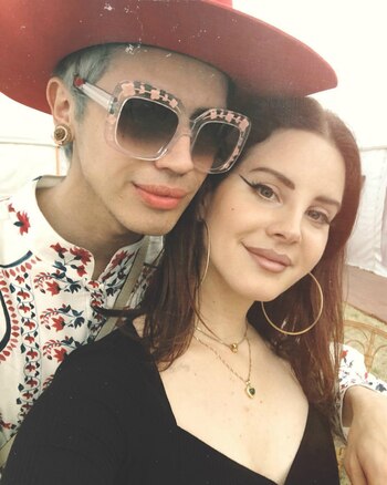 Santiago junto a la cantante