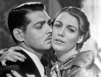 Clarke Gable besando a una