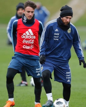Juan Cruz Agüero marcando a Lionel Messi en una práctica de la Selección argentina (@SantiagoPeque1)