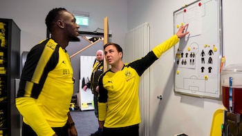 La charla de Usain Bolt con Mario Götze, estrella del BVB de la Bundesliga
