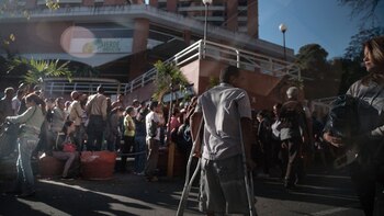 La gente hace cola para