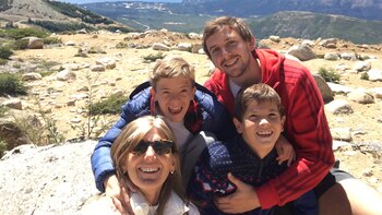 Augusto con su mamá y