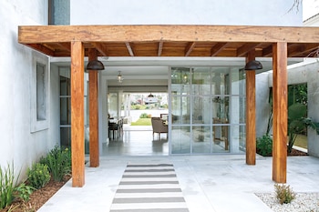 La pérgola de la entrada.