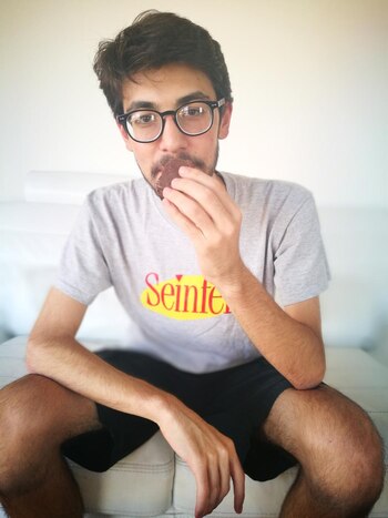 Facundo oliendo un alfajor