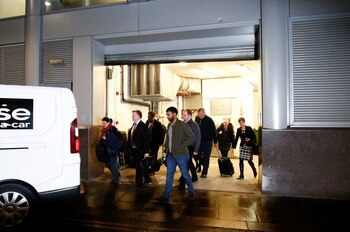 Los agentes saliendo de las