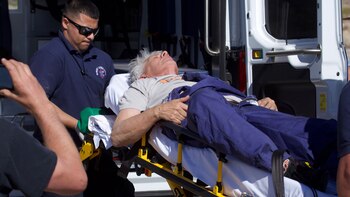 Mike Hughes es atendido por