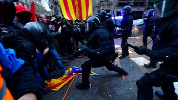 Los manifestantes se pelean con