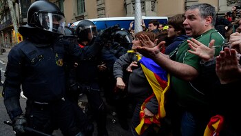 Los manifestantes se pelean con