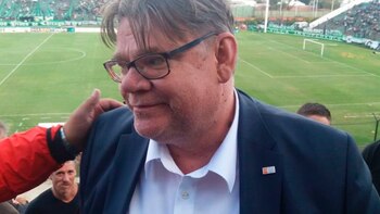 Juha Sipila, primer ministro de Finlandia, en la platea del estadio de Nueva Chicago (Foto: Gentileza vermouth-deportivo)