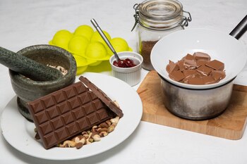 Utensilios y chocolate en barra