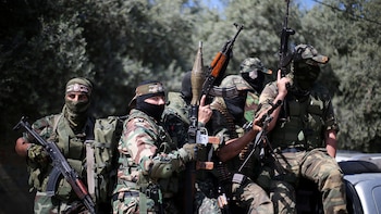 Un grupo de milicianos de Hamas se prepara para disparar sus armas (Reuters/Ibraheem Abu Mustafa)